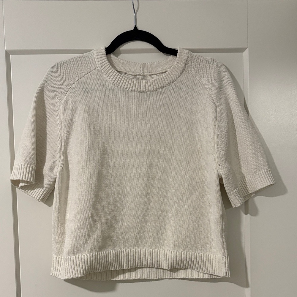 NWOT Abercrombie & Fitch Short Sleeve Cream Crew Neck Sweater Size Medium